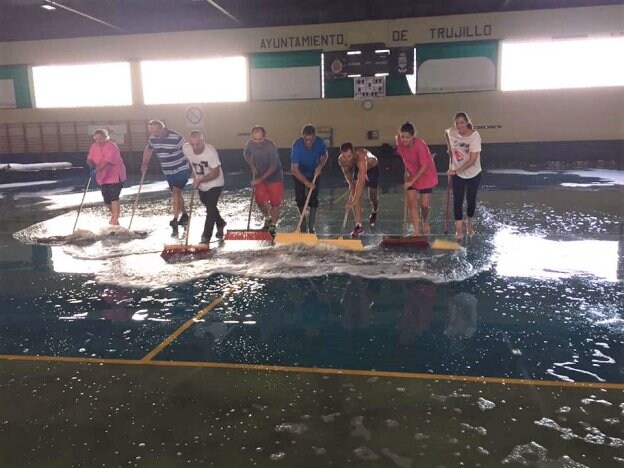 Personal municipal en la limpieza del pabellón polideportivo 