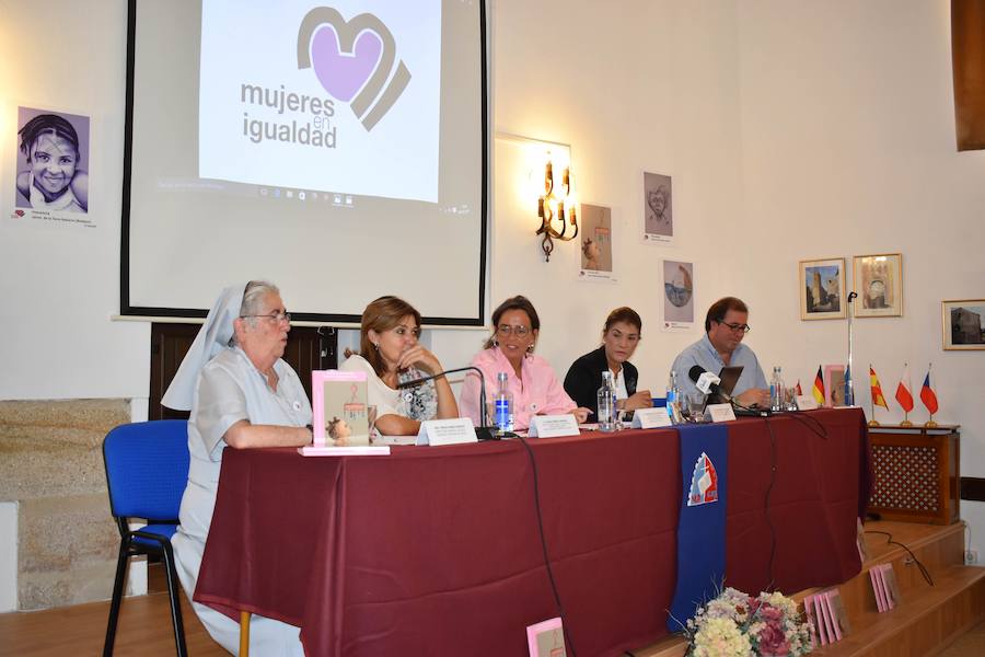 Representantes de diversas instituciones en la inauguración de la muestra 