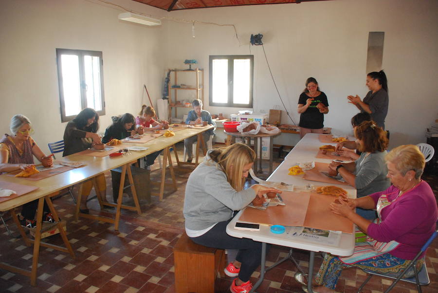 Alumnas en el curso de cerámica 
