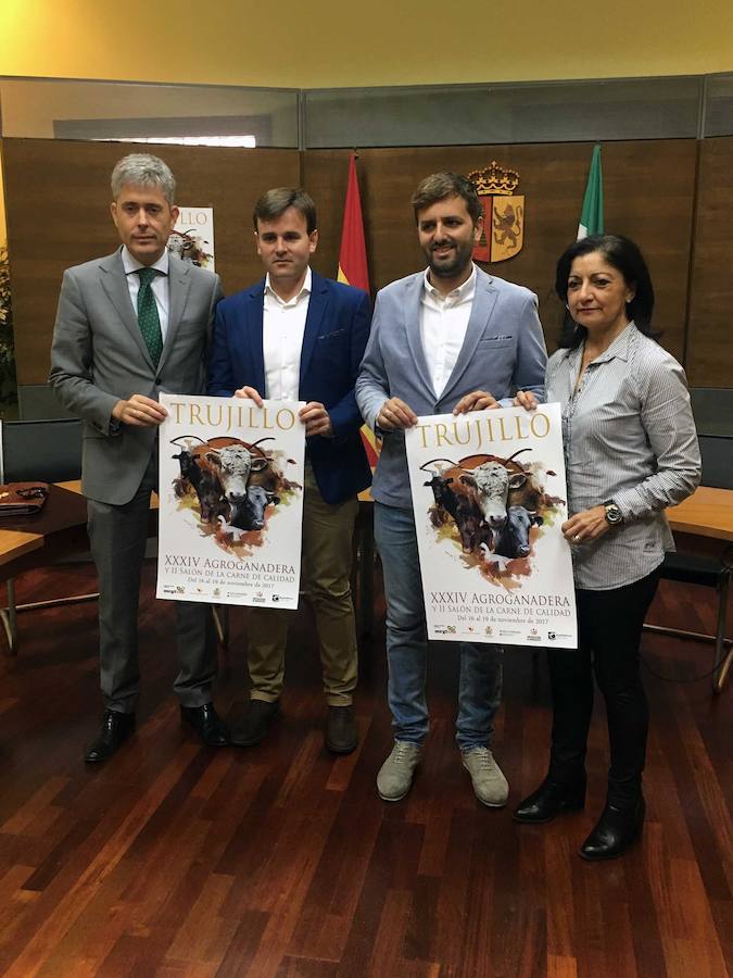 Representantes de la Feria AGroganadera, del Ayuntamiento y de la entidad financiera España Duero-grupo Unicaja l