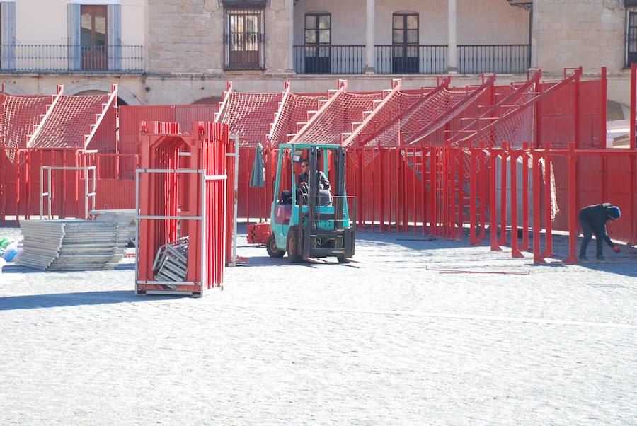 Trabajos del montaje de la plaza de toros, en la plaza Mayor, ayer por la mañana 