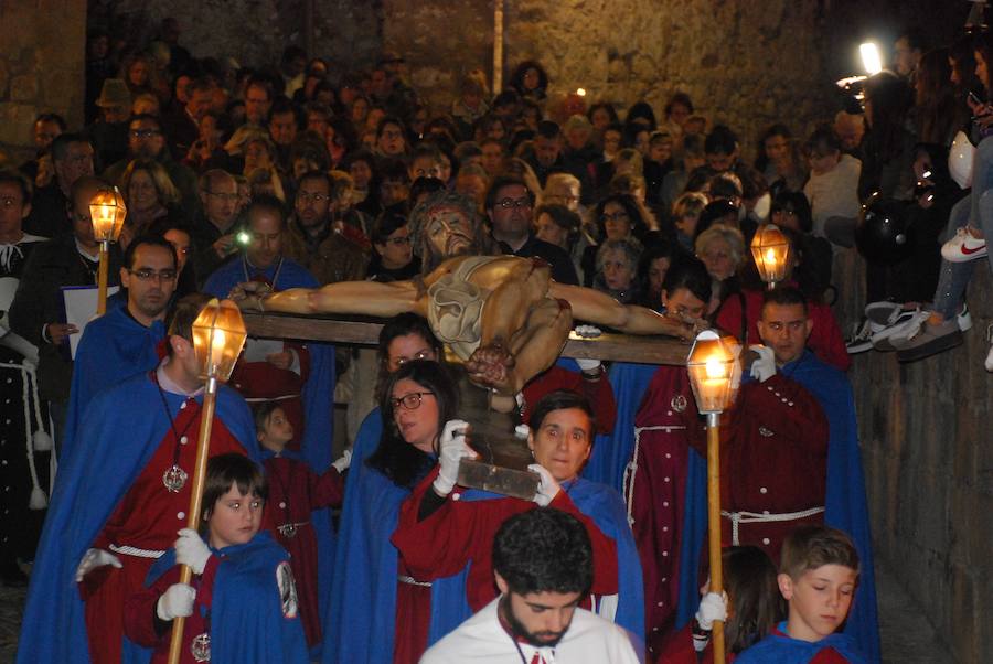 El Viacrucis reúne a numerosos devotos por la parte antigua