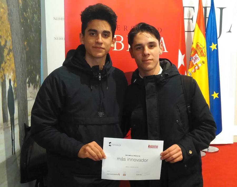 Premio para dos alumnos del Turgalium por su app para la recarga inalámbrica de móviles