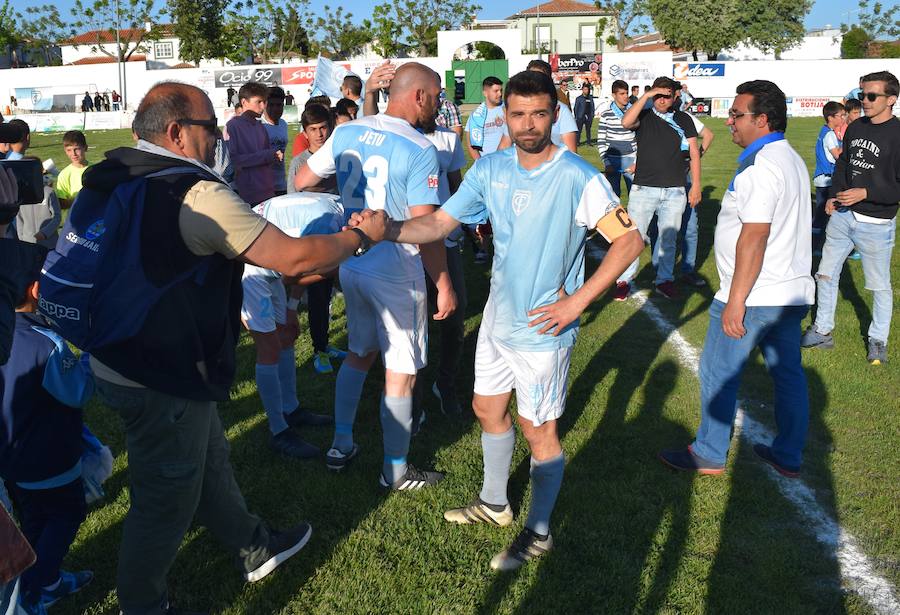 Un aficionando saludando al capitan trujillano, con cara da decepción 