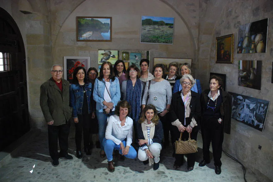 Integrantes del colectivo en la exposición, con la concejala de Cultura 