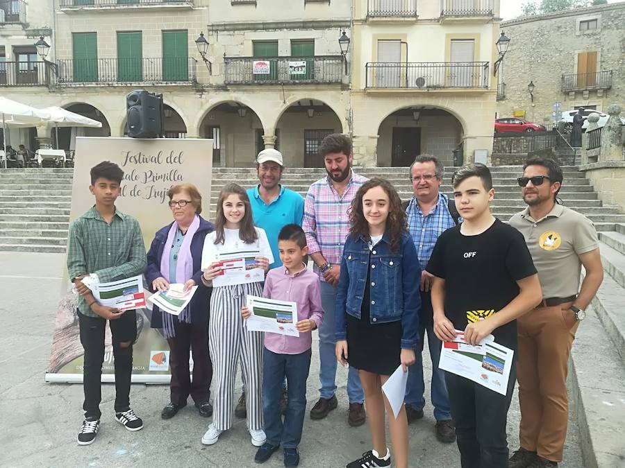 Dirigentes junto con los ganadores de los diversos premios 