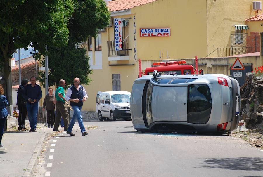 El coche volcado en la entrada de Belén 