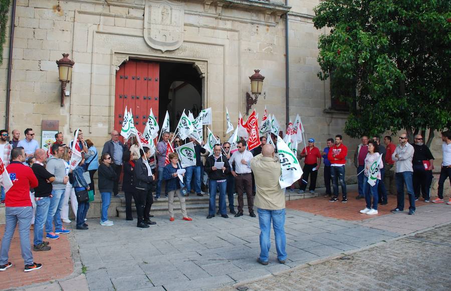 Trabajadores y representantes sindicales delante del Ayuntamiento. 