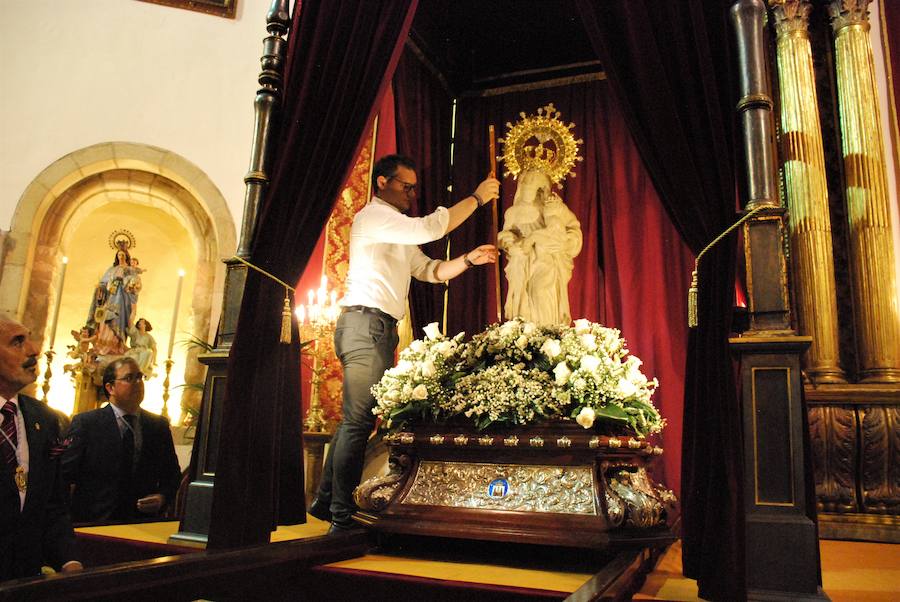La Virgen de la Victoria, arropada por cientos de personas, recibe el bastón de mando de la ciudad