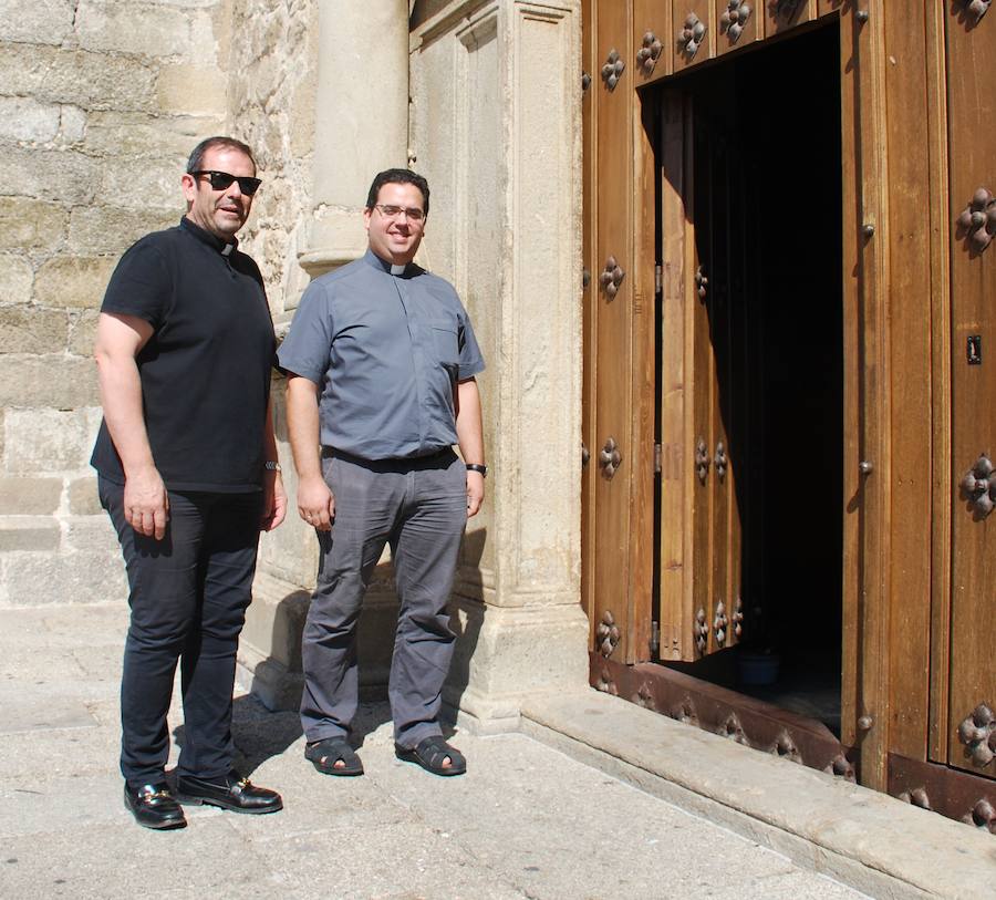 Eugenio Albalate, en primer término, junto al vicario José Manuel García 