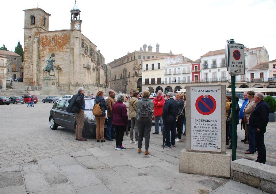 Los coches ganan cada vez más sitio en la plaza Mayor