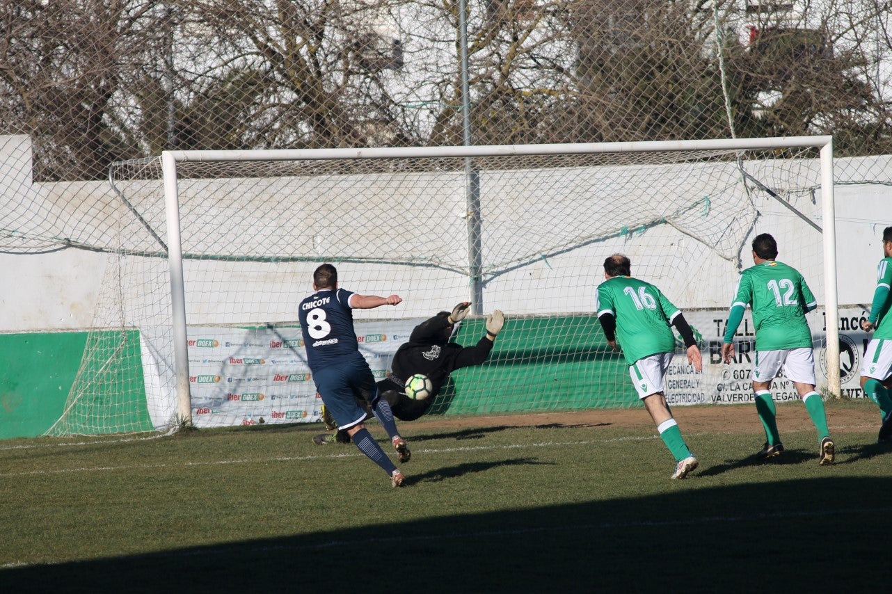 Imágenes del encuentro de semifinales de la Copa Luiqui de Veteranos disputado en el Municipal de San Roque y que terminó 1-3 (30-12-2018)