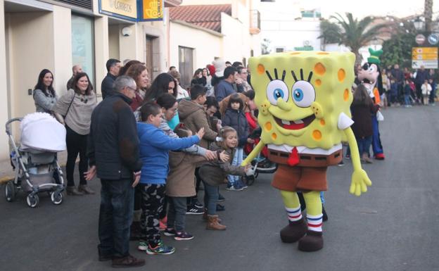 Galería. Los pequeños valverdeños saludando a sus personajes animados favoritos