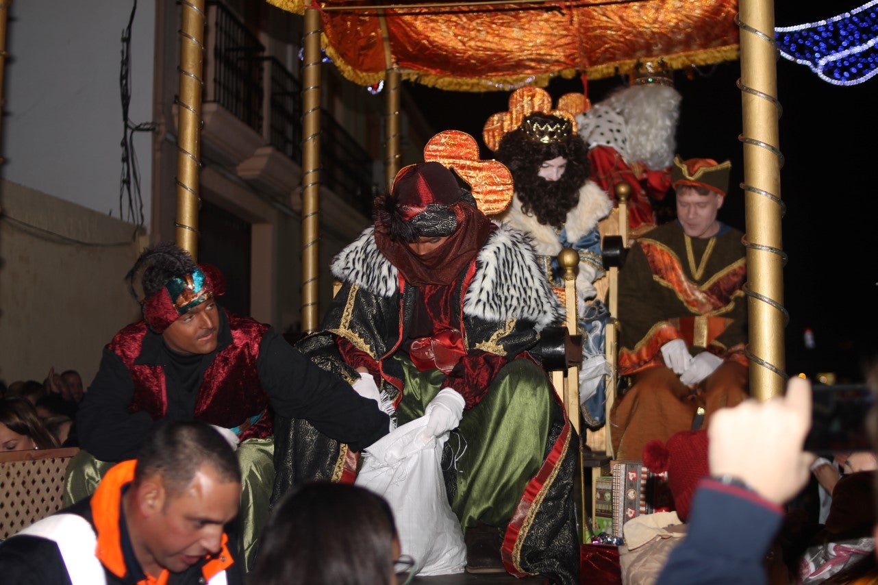 Algunas imágenes de la cabalgata de Los Reyes Magos de Oriente en Valverde de Leganés (05-01-2019)