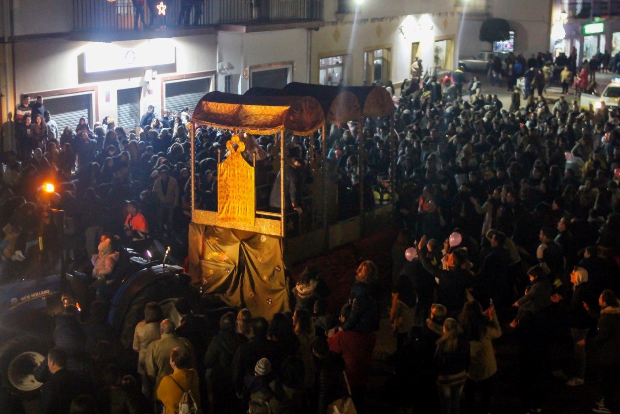 Algunas imágenes de la cabalgata de Los Reyes Magos de Oriente en Valverde de Leganés (05-01-2019)