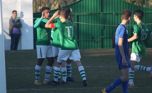 Celebración del sexto y último gol del partido, de Tony