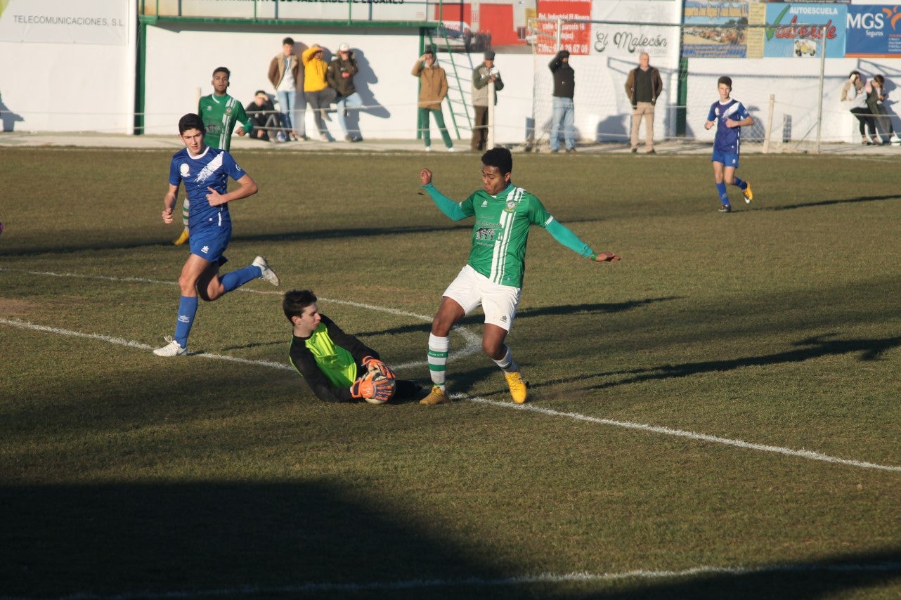 Imágenes del encuentro de juveniles de la doceava jornada de liga disputado en el Municipal de San Roque y que acabó 6-3 (12-01-2019)