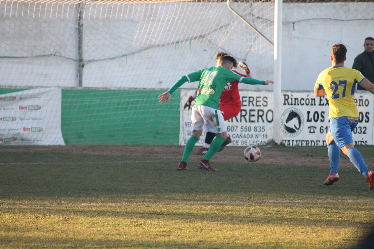 Imágenes del encuentro de la vigesimotercera jornada de liga de Tercera División, disputado en el Municipal de San Roque y que terminó 6-2 (03-02-2019)