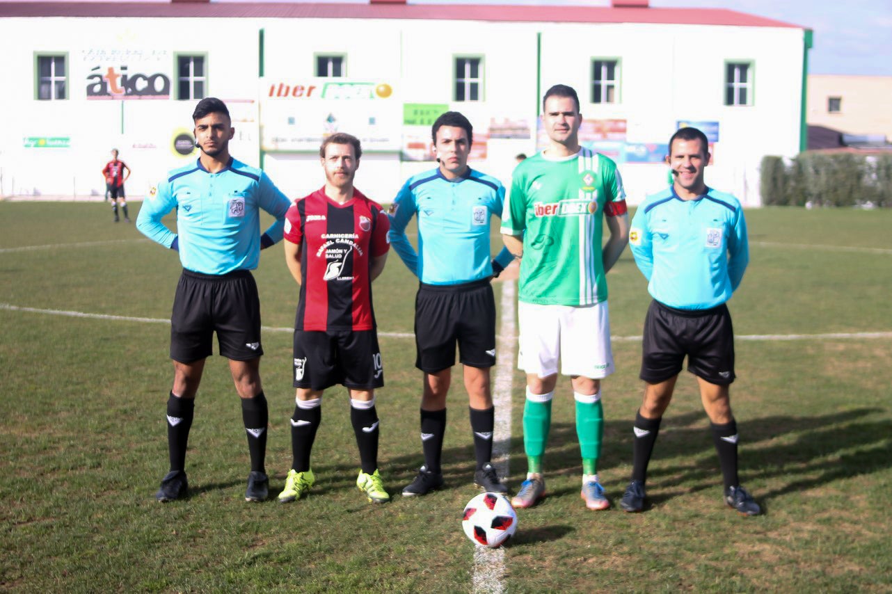 Imágenes del encuentro de la vigesimoquinta jornada de liga de Tercera División, disputado en el Municipal de San Roque, y que finalizó por 2-1 (17-02-2019)