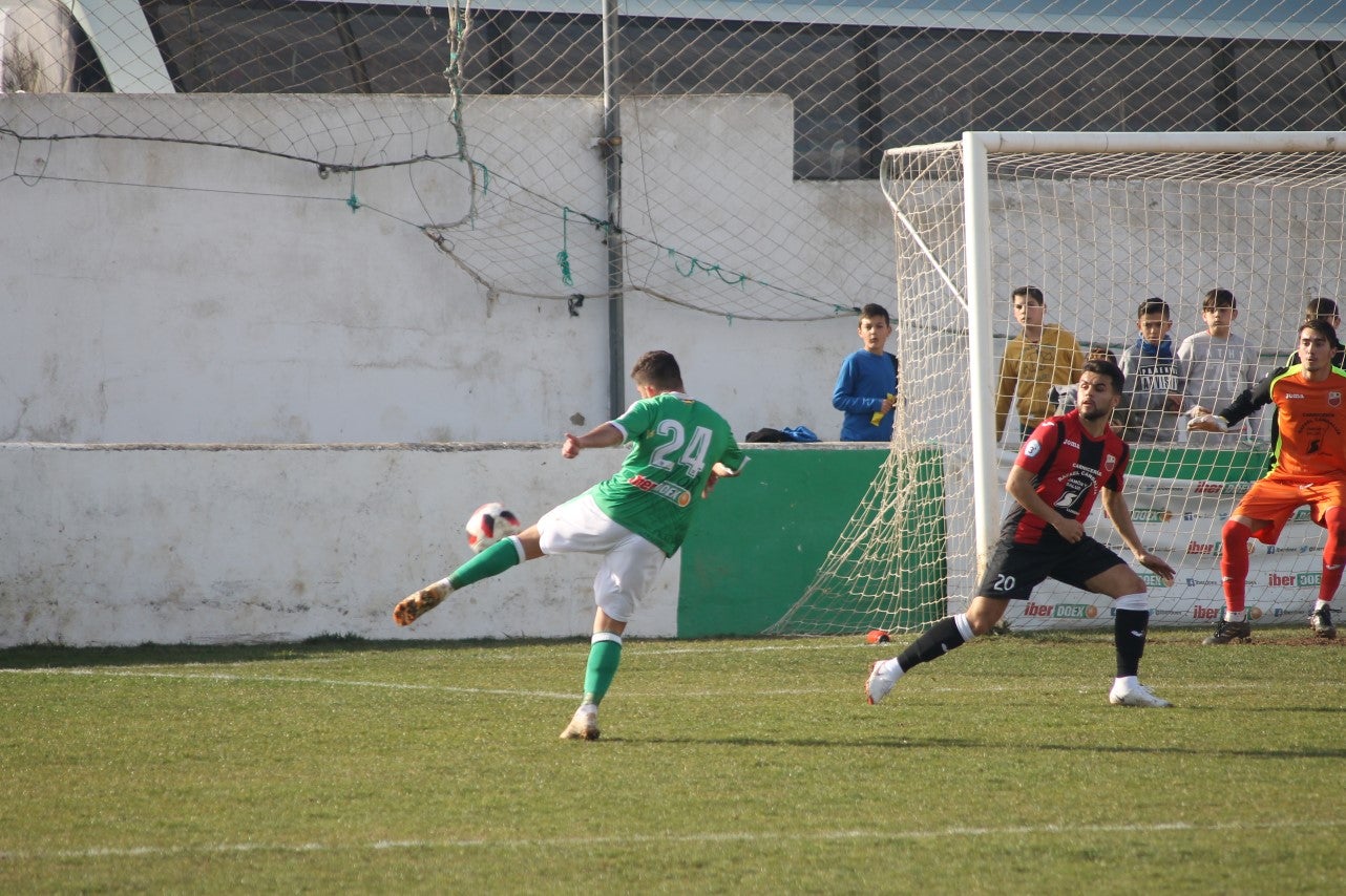 Imágenes del encuentro de la vigesimoquinta jornada de liga de Tercera División, disputado en el Municipal de San Roque, y que finalizó por 2-1 (17-02-2019)