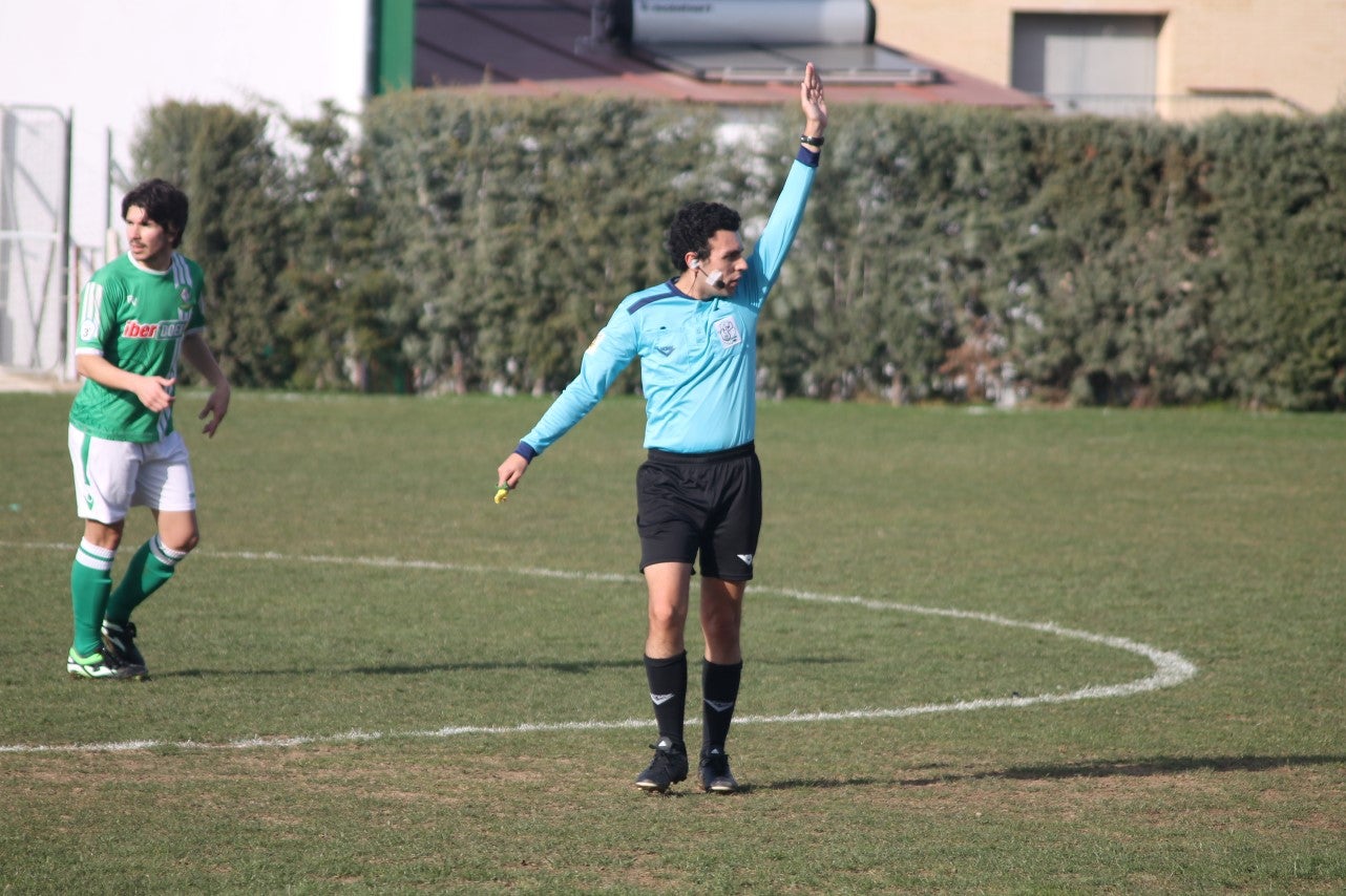 Imágenes del encuentro de la vigesimoquinta jornada de liga de Tercera División, disputado en el Municipal de San Roque, y que finalizó por 2-1 (17-02-2019)