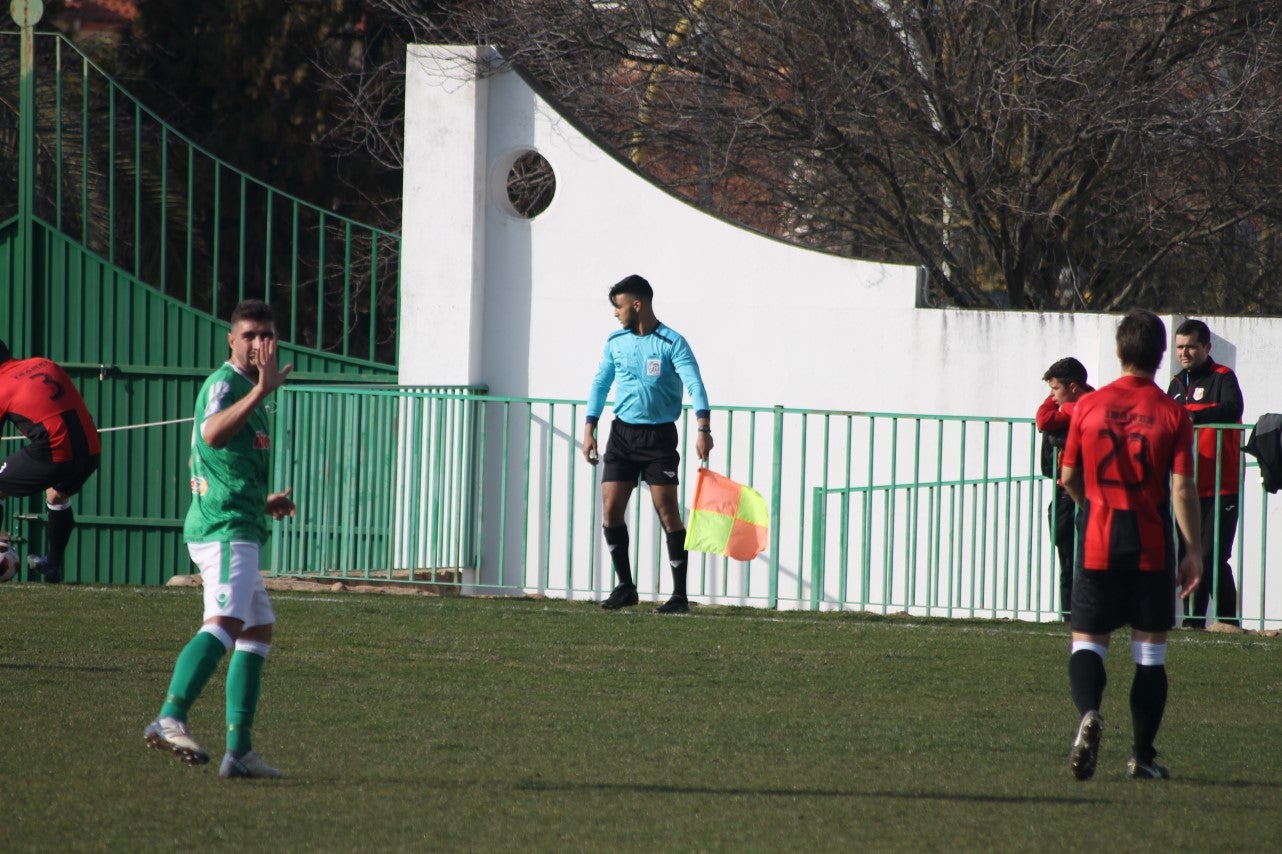 Imágenes del encuentro de la vigesimoquinta jornada de liga de Tercera División, disputado en el Municipal de San Roque, y que finalizó por 2-1 (17-02-2019)