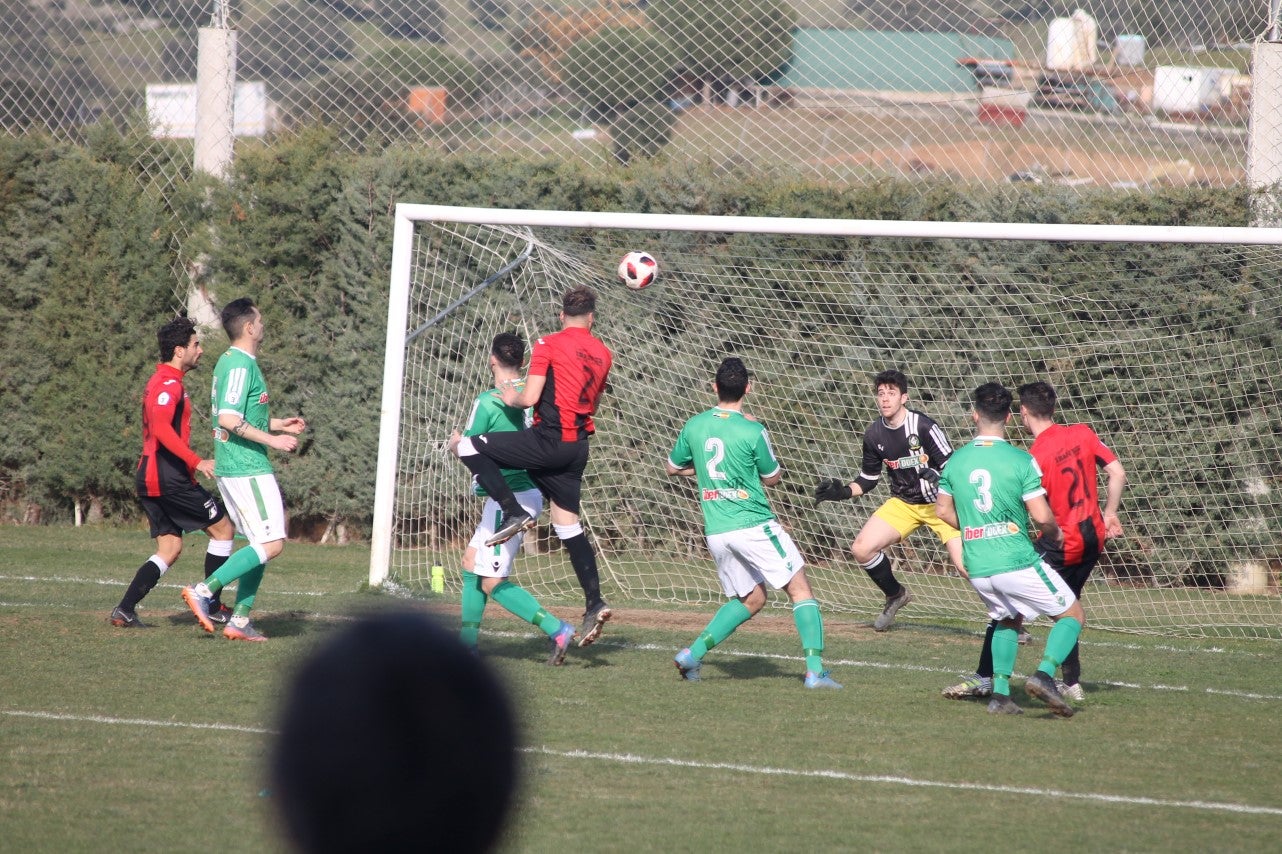 Imágenes del encuentro de la vigesimoquinta jornada de liga de Tercera División, disputado en el Municipal de San Roque, y que finalizó por 2-1 (17-02-2019)