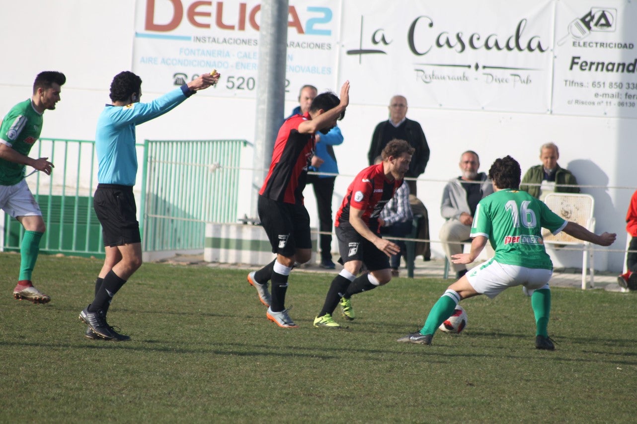 Imágenes del encuentro de la vigesimoquinta jornada de liga de Tercera División, disputado en el Municipal de San Roque, y que finalizó por 2-1 (17-02-2019)