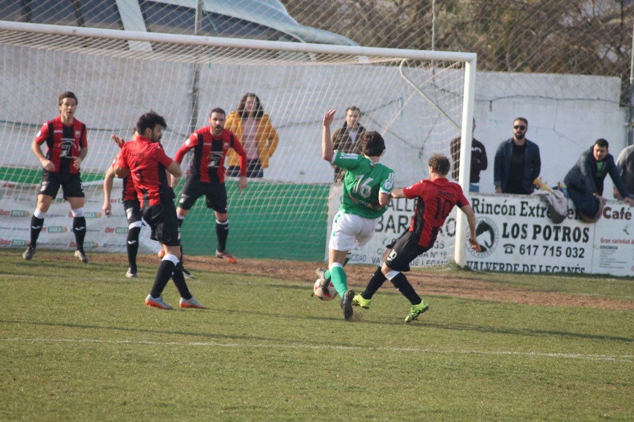 Imágenes del encuentro de la vigesimoquinta jornada de liga de Tercera División, disputado en el Municipal de San Roque, y que finalizó por 2-1 (17-02-2019)