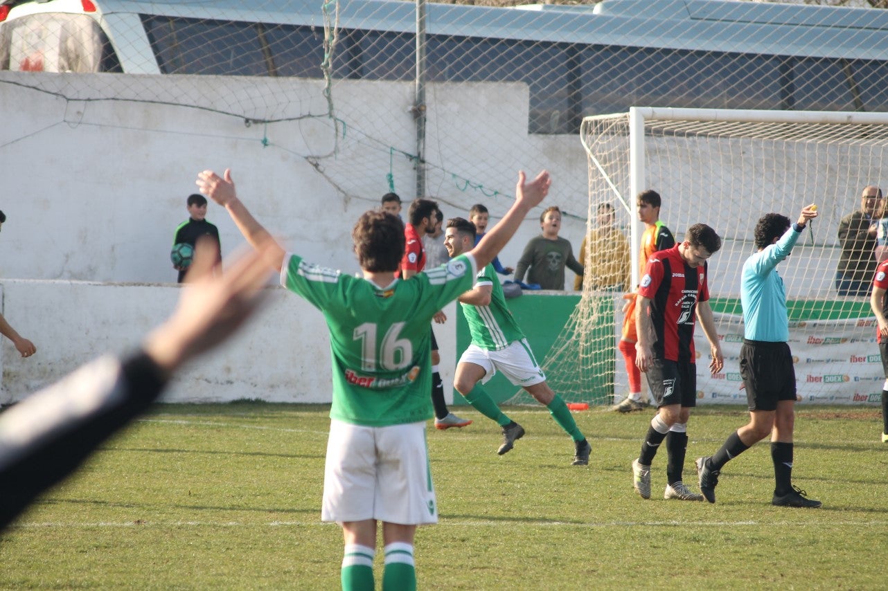 Imágenes del encuentro de la vigesimoquinta jornada de liga de Tercera División, disputado en el Municipal de San Roque, y que finalizó por 2-1 (17-02-2019)