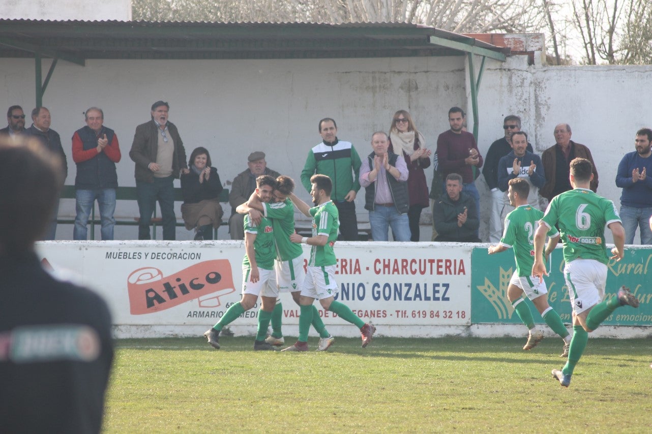 Imágenes del encuentro de la vigesimoquinta jornada de liga de Tercera División, disputado en el Municipal de San Roque, y que finalizó por 2-1 (17-02-2019)