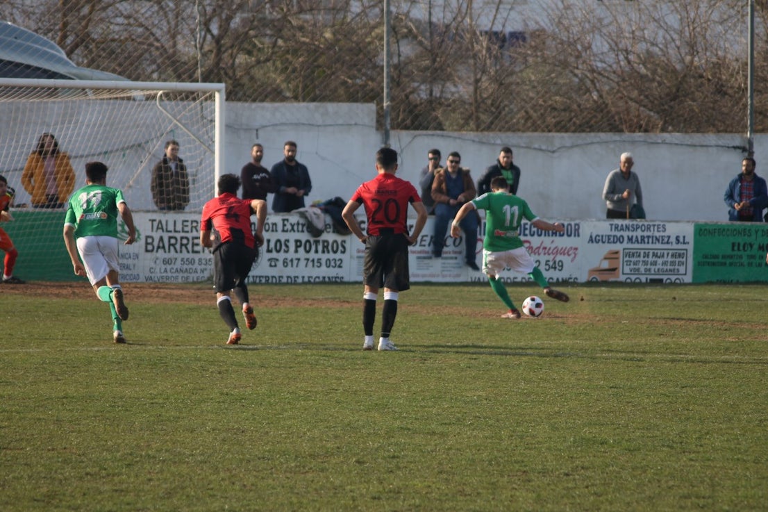 Imágenes del encuentro de la vigesimoquinta jornada de liga de Tercera División, disputado en el Municipal de San Roque, y que finalizó por 2-1 (17-02-2019)