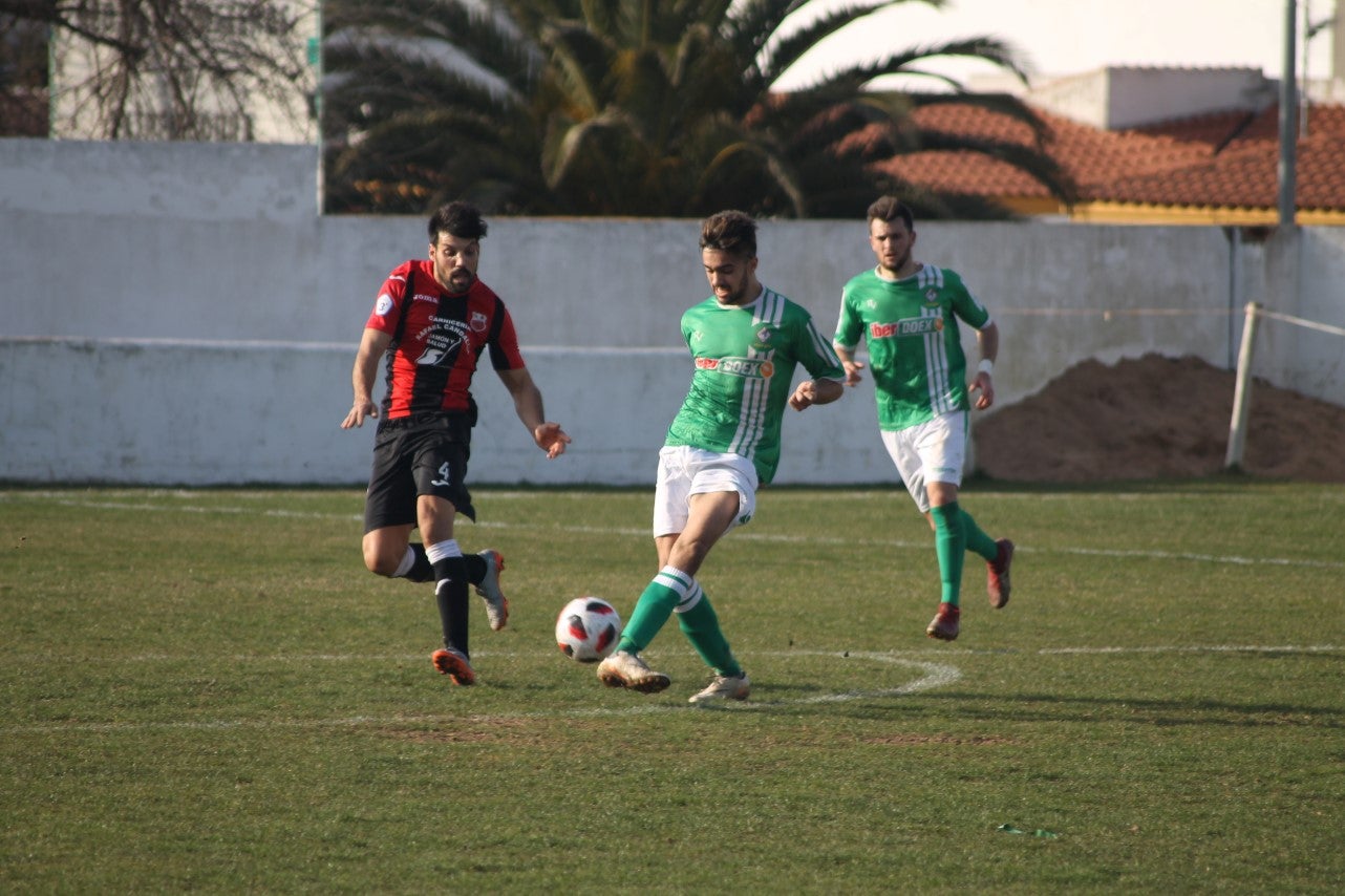 Imágenes del encuentro de la vigesimoquinta jornada de liga de Tercera División, disputado en el Municipal de San Roque, y que finalizó por 2-1 (17-02-2019)
