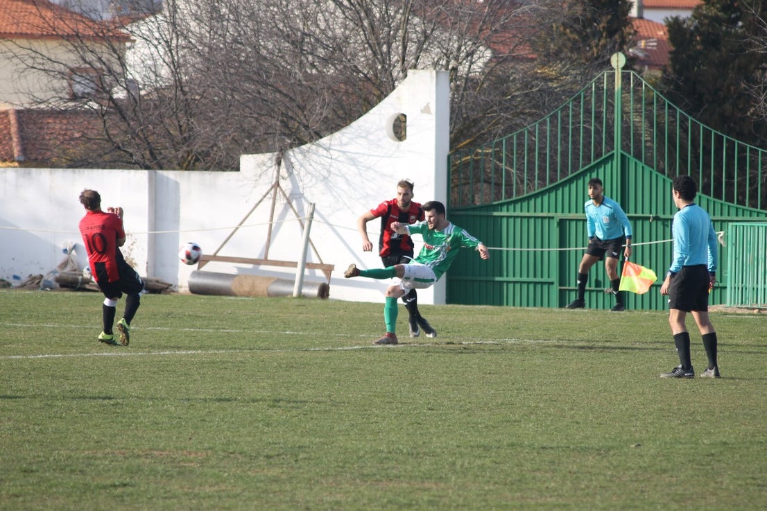 Imágenes del encuentro de la vigesimoquinta jornada de liga de Tercera División, disputado en el Municipal de San Roque, y que finalizó por 2-1 (17-02-2019)