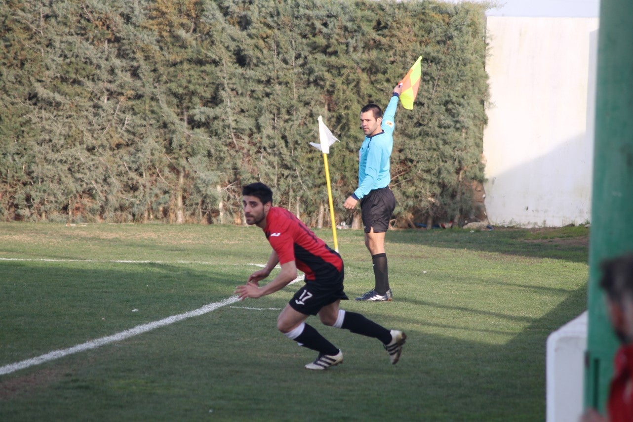 Imágenes del encuentro de la vigesimoquinta jornada de liga de Tercera División, disputado en el Municipal de San Roque, y que finalizó por 2-1 (17-02-2019)