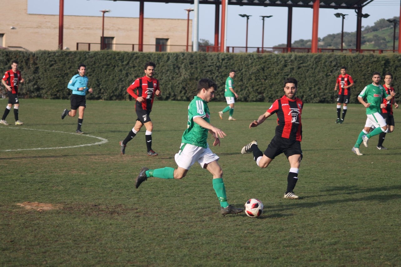 Imágenes del encuentro de la vigesimoquinta jornada de liga de Tercera División, disputado en el Municipal de San Roque, y que finalizó por 2-1 (17-02-2019)