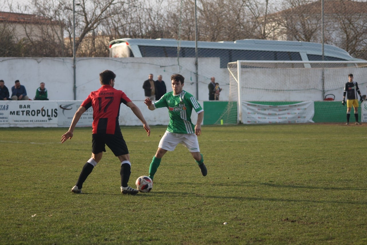 Imágenes del encuentro de la vigesimoquinta jornada de liga de Tercera División, disputado en el Municipal de San Roque, y que finalizó por 2-1 (17-02-2019)