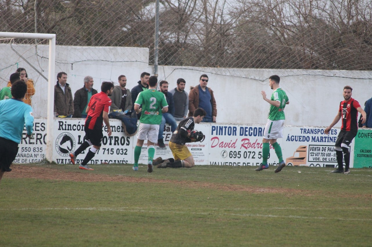 Imágenes del encuentro de la vigesimoquinta jornada de liga de Tercera División, disputado en el Municipal de San Roque, y que finalizó por 2-1 (17-02-2019)