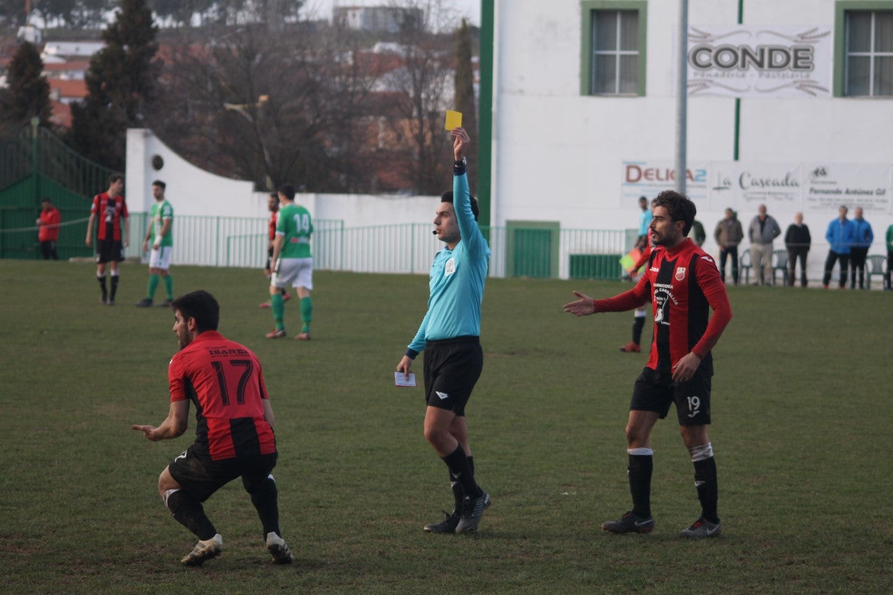 Imágenes del encuentro de la vigesimoquinta jornada de liga de Tercera División, disputado en el Municipal de San Roque, y que finalizó por 2-1 (17-02-2019)