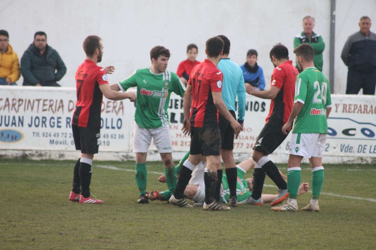 Imágenes del encuentro de la vigesimoquinta jornada de liga de Tercera División, disputado en el Municipal de San Roque, y que finalizó por 2-1 (17-02-2019)