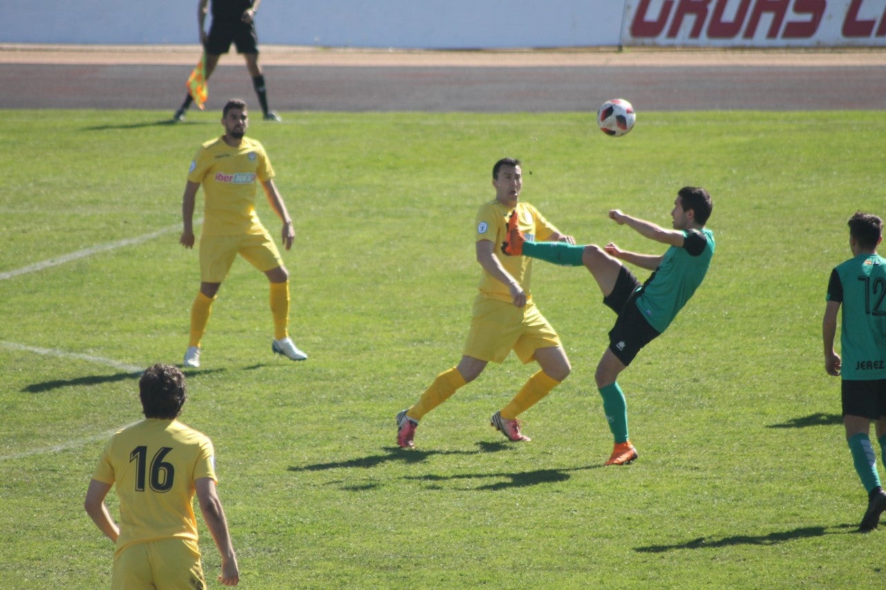 Imágenes del encuentro de la vigesimosexta joranda de liga de Tercera División, disputado en Jerez de los Caballeros y que acabó (24-22-2019)