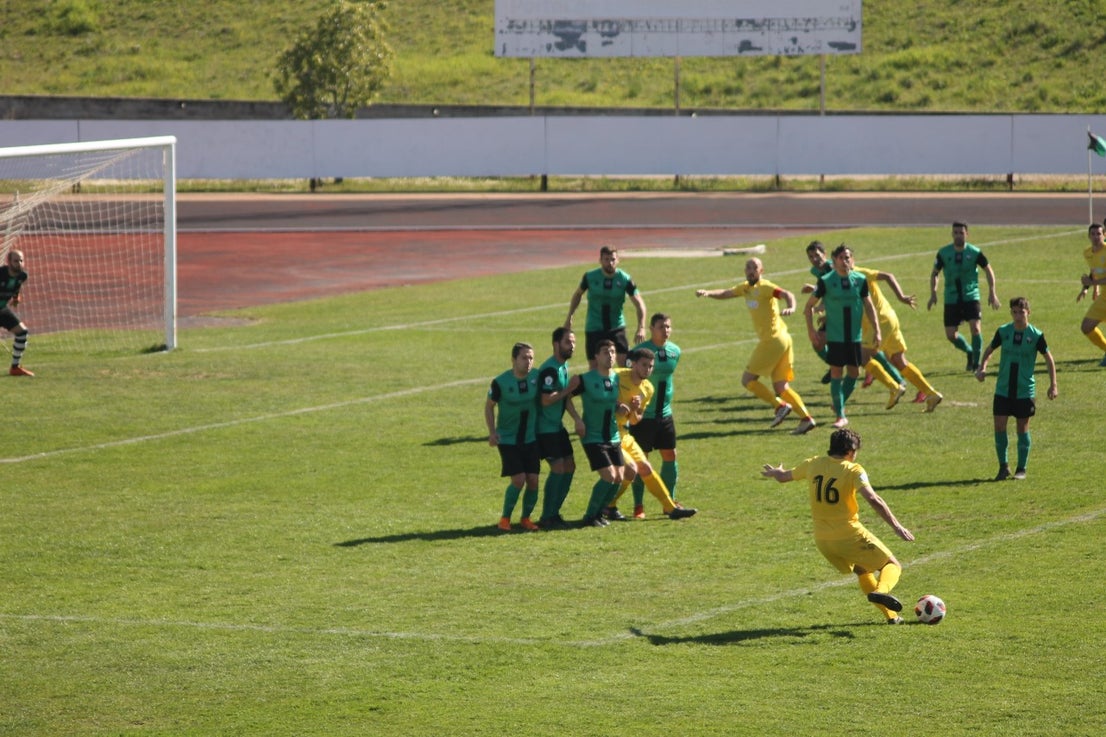 Imágenes del encuentro de la vigesimosexta joranda de liga de Tercera División, disputado en Jerez de los Caballeros y que acabó (24-22-2019)