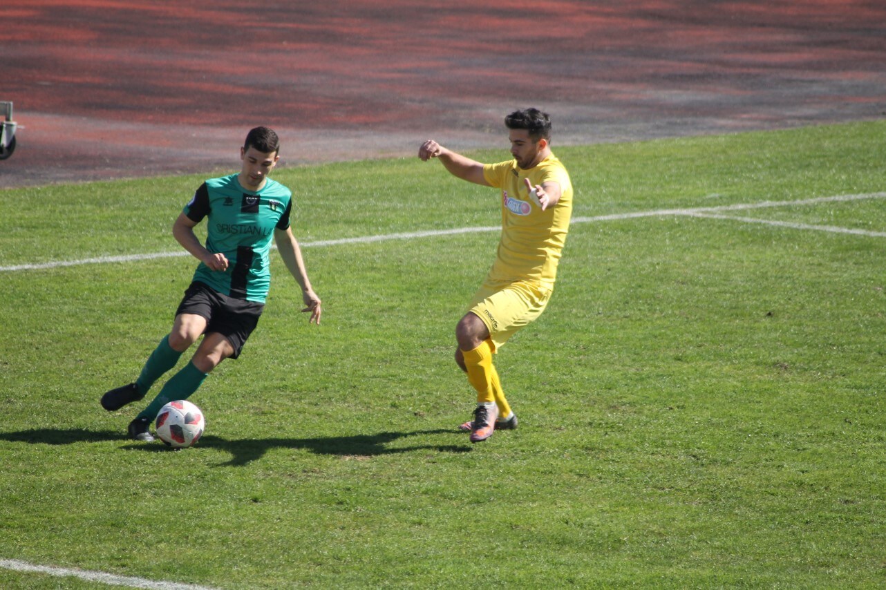 Imágenes del encuentro de la vigesimosexta joranda de liga de Tercera División, disputado en Jerez de los Caballeros y que acabó (24-22-2019)