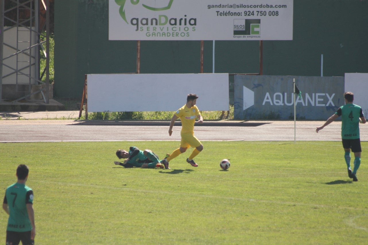 Imágenes del encuentro de la vigesimosexta joranda de liga de Tercera División, disputado en Jerez de los Caballeros y que acabó (24-22-2019)