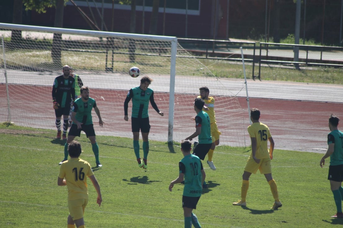 Imágenes del encuentro de la vigesimosexta joranda de liga de Tercera División, disputado en Jerez de los Caballeros y que acabó (24-22-2019)