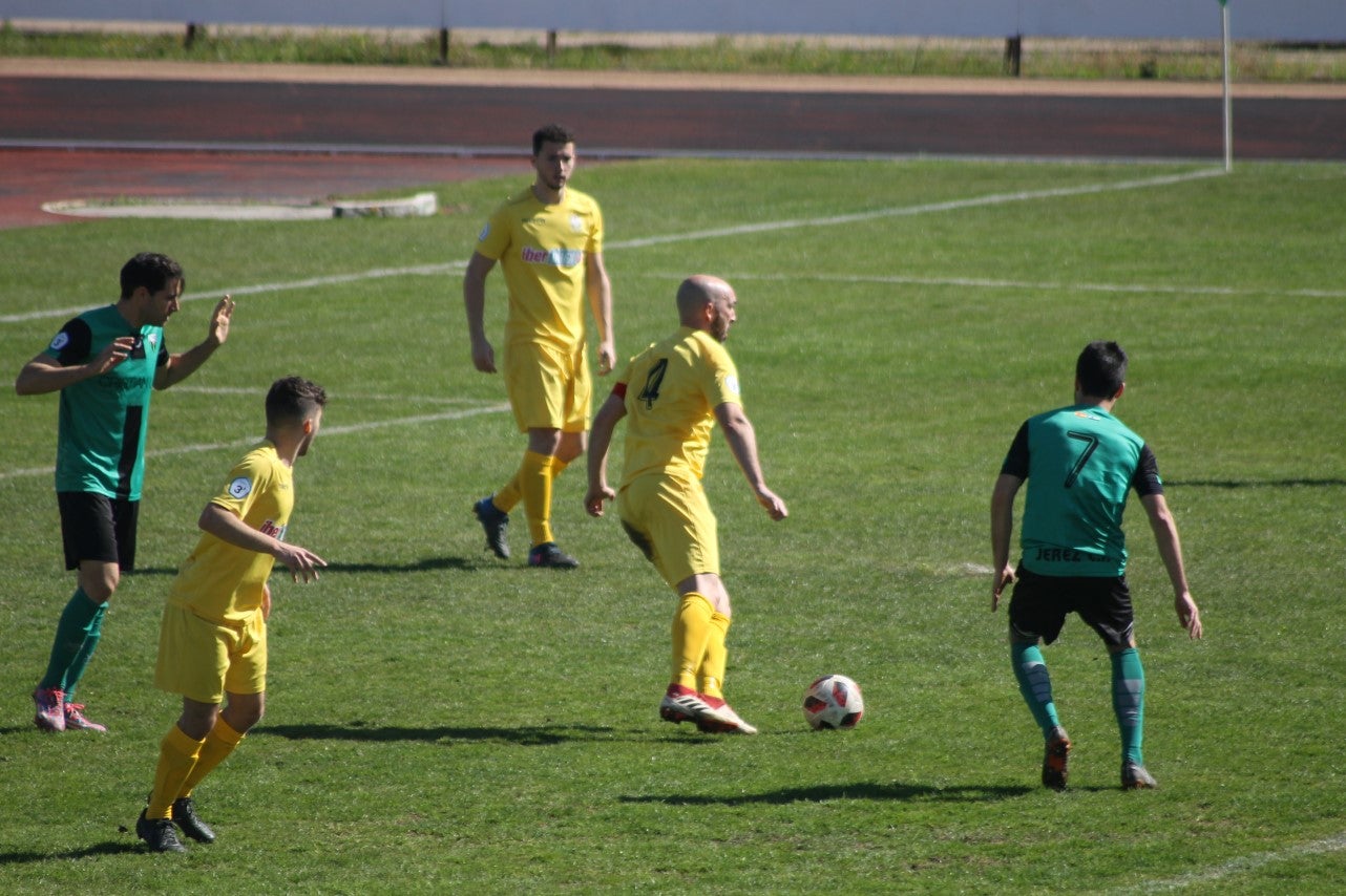 Imágenes del encuentro de la vigesimosexta joranda de liga de Tercera División, disputado en Jerez de los Caballeros y que acabó (24-22-2019)