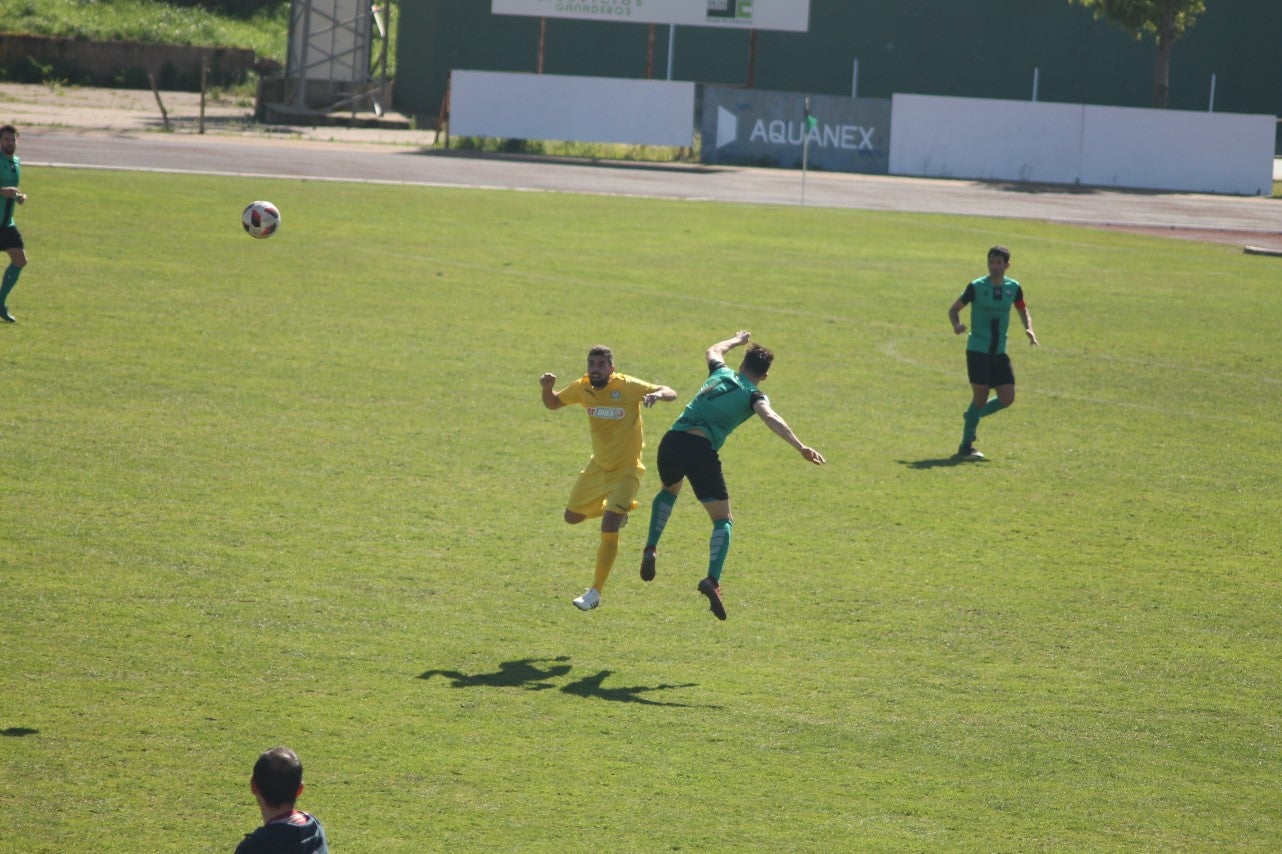 Imágenes del encuentro de la vigesimosexta joranda de liga de Tercera División, disputado en Jerez de los Caballeros y que acabó (24-22-2019)