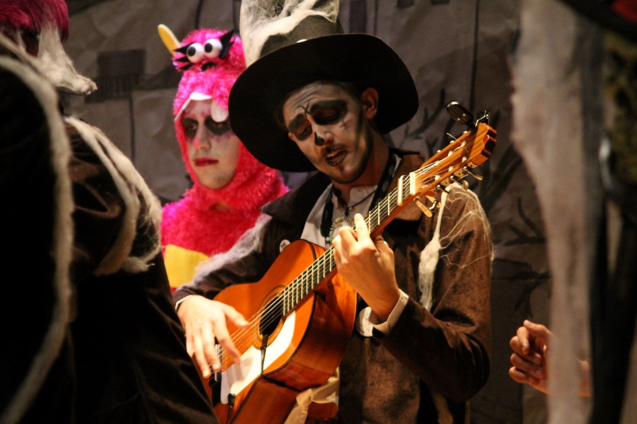 Actuación de Los Camuñas en el Concurso de Murgas del Carnaval de Valverde de Leganés 2019 (01-03-2019)