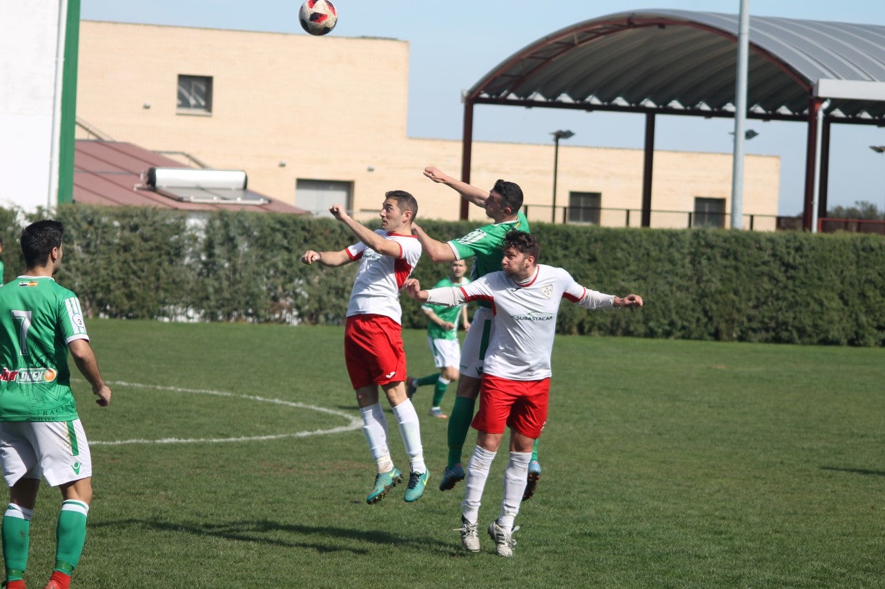 Imágenes del encuentro correspondiente a la vigesimoséptima jornada de liga de Tercera División disputado en el Municipal de San Roque, que acabó 3-2 (03-03-2019)