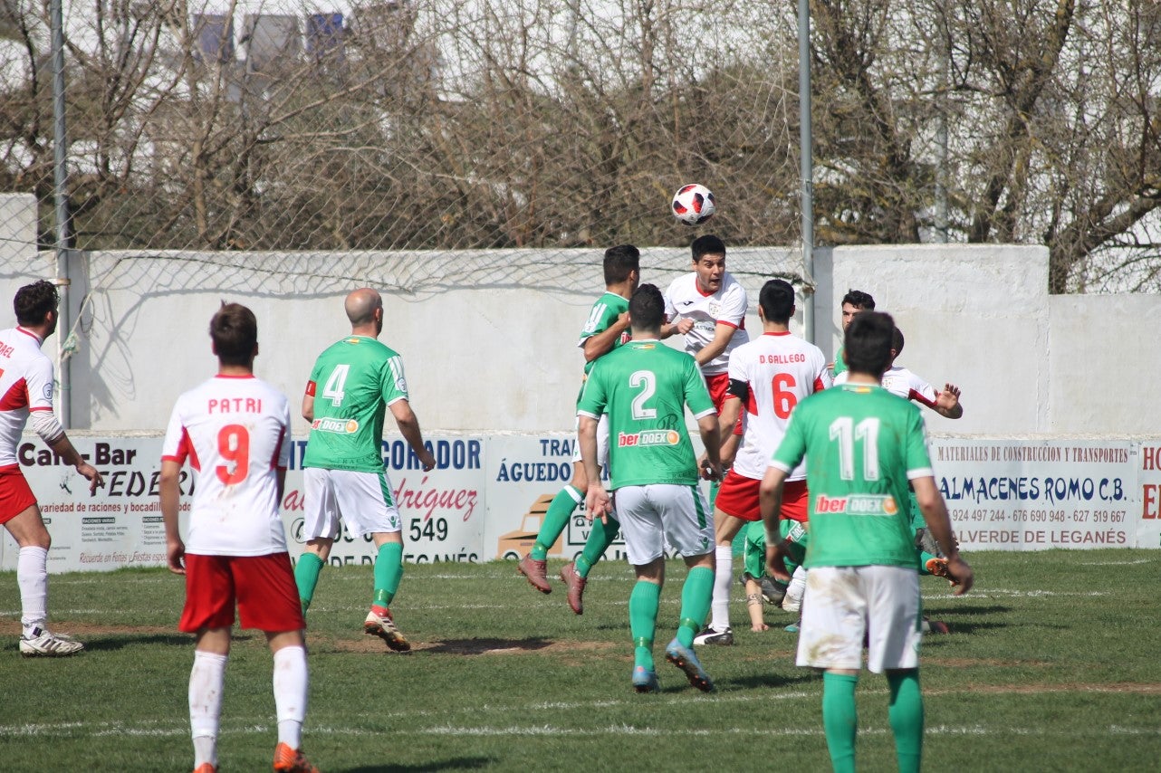 Imágenes del encuentro correspondiente a la vigesimoséptima jornada de liga de Tercera División disputado en el Municipal de San Roque, que acabó 3-2 (03-03-2019)